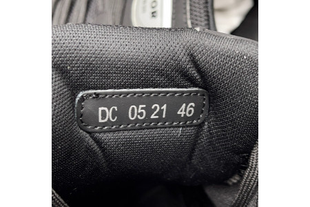 DR B30 Sneakers - Image 3