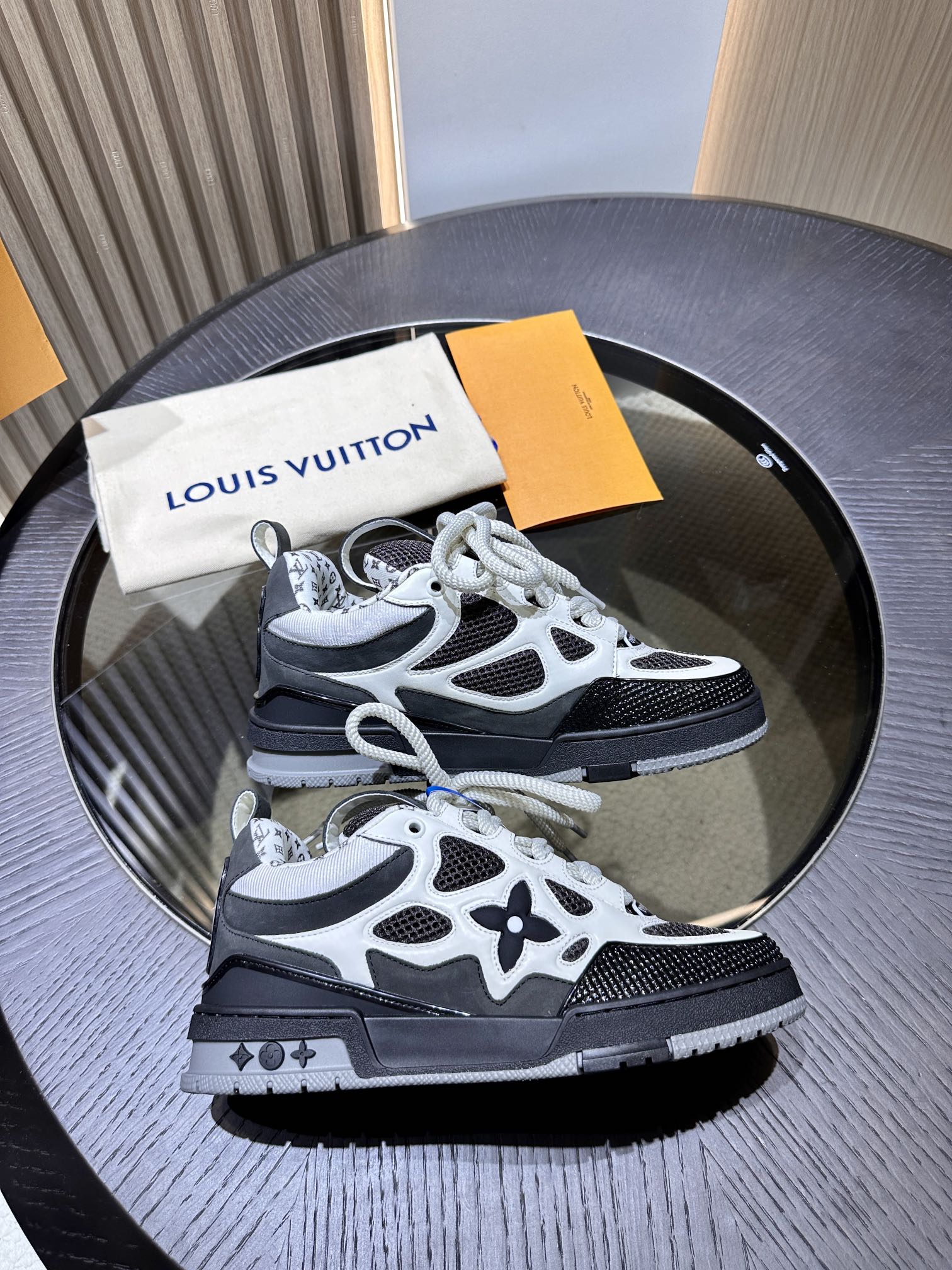 L** V* Skate - Image 2